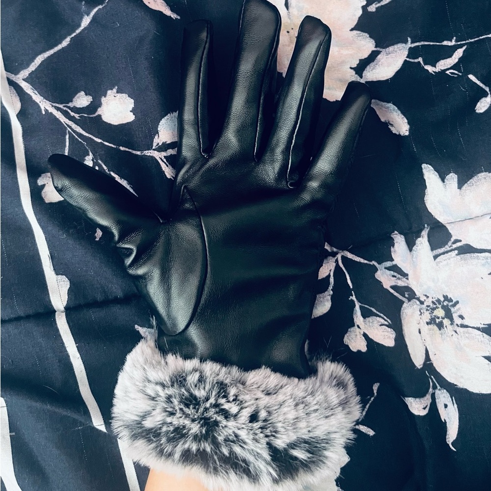 Black Quilted Gloves with Faux Fur Trim - Picture 6 of 6